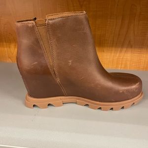 Sorel new never work great rustic look! Elevated hidden heel.Over$300 new!!!